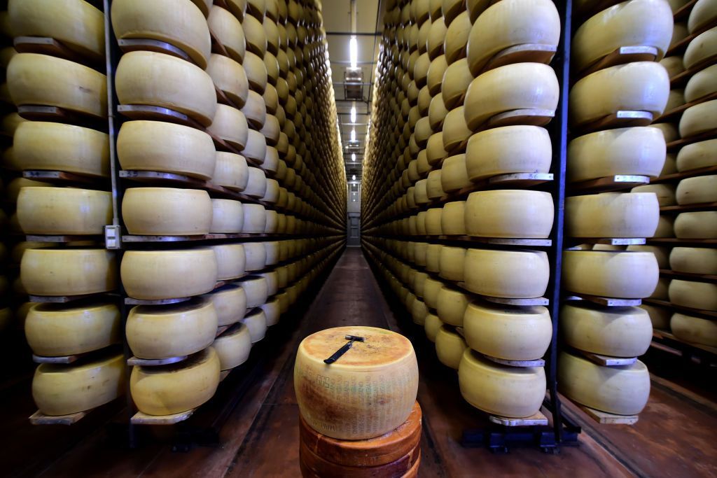 homem-morre-soterrado-por-16.000-pedacos-de-queijo-na-italia