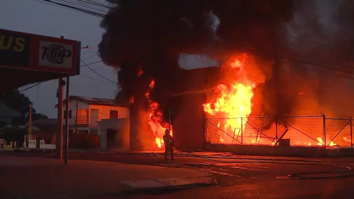 incendio-de-grandes-proporcoes-atingiu-deposito-de-pneus-em-canoas;-video