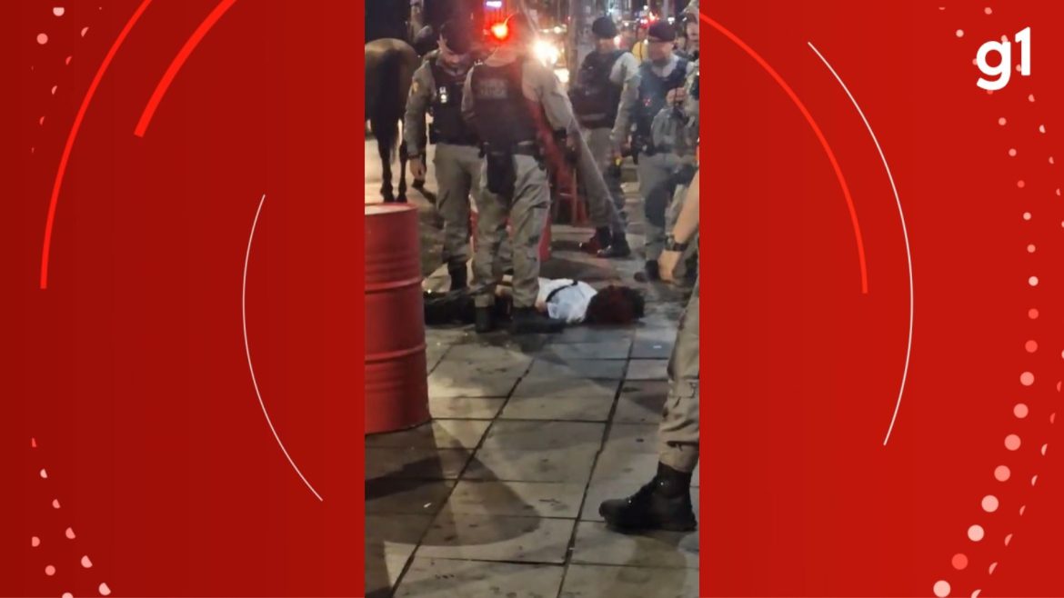 videos-mostram-pms-jogando-spray-de-pimenta-em-mulher-apos-confusao-durante-carnaval-em-porto-alegre