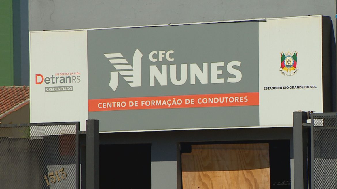 cfc-e-investigado-por-suspeita-de-cobrar-e-nao-aplicar-provas-de-cnh-a-alunos,-diz-policia;-empresa-do-rs-foi-descredenciada-pelo-detran cfc-e-investigado-por-suspeita-de-cobrar-e-nao-aplicar-provas-de-cnh-a-alunos,-diz-policia;-empresa-do-rs-foi-descredenciada-pelo-detran