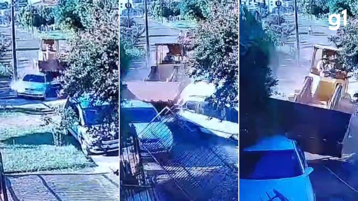 video:-retroescavadeira-perde-o-controle-e-atinge-veiculos-no-rs