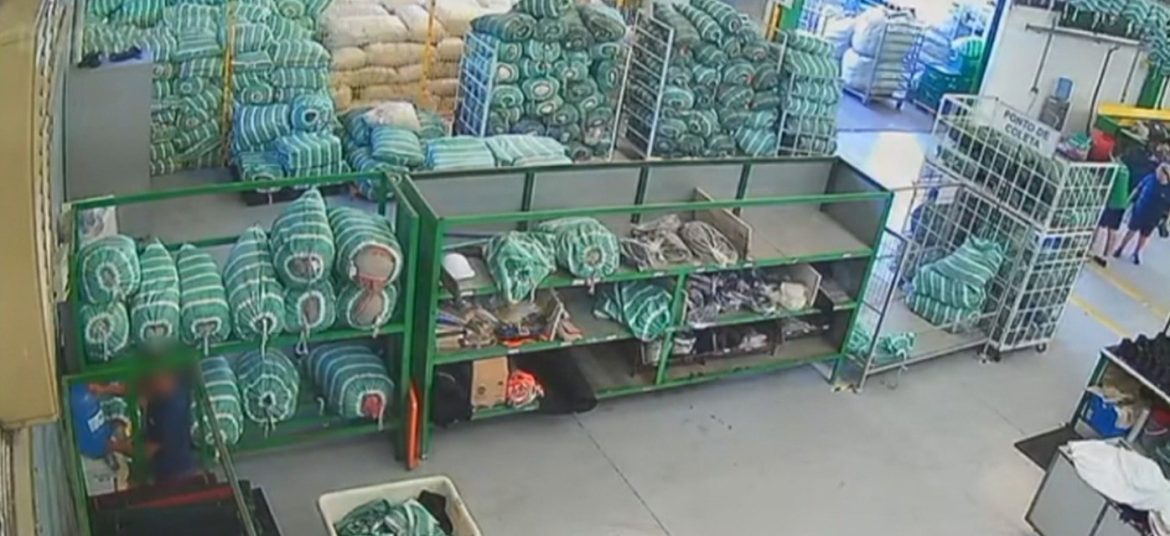 cameras-de-seguranca-registram-homem-contaminando-agua-de-bebedouro-de-empresa-com-soda-caustica-no-rs;-video