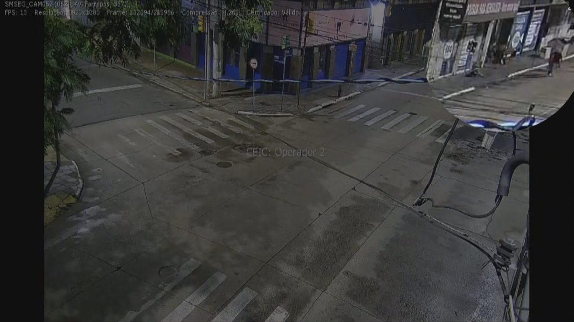 video-mostra-homem-saindo-de-pousada-garoa-momentos-antes-de-incendio-que-matou-11-pessoas-em-porto-alegre