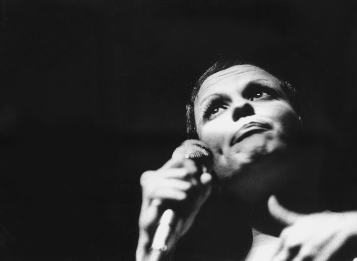 demissao-de-musicos-durante-show-e-premios-guardados-na-casinha-do-cachorro:-biografo-revela-bastidores-sobre-elis-regina
