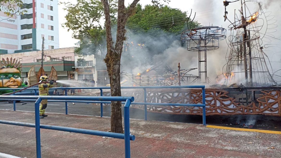 antes-e-depois:-carro-alegorico-pega-fogo-apos-desfile-em-uruguaiana;-prejuizo-e-estimado-em-r$-80-mil,-diz-escola