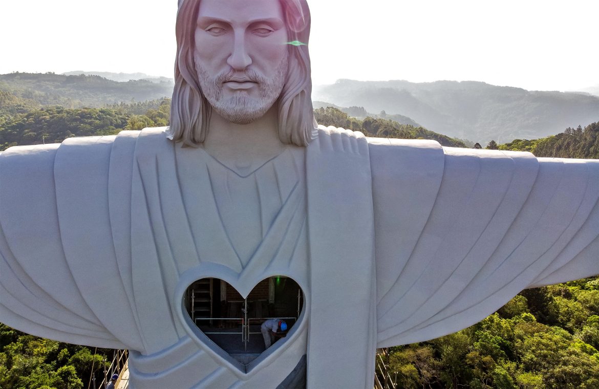 maior-que-estatua-do-rj-e-responsavel-por-aumento-do-turismo,-cristo-protetor-de-encantado-inaugura-parque-no-domingo