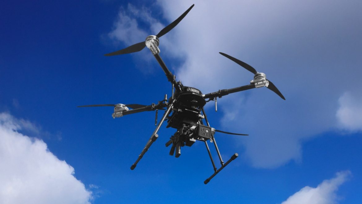 drones-equipados-com-fuzil-sao-produzidos-em-fabrica-no-rs,-mas-ainda-dependem-de-regulamentacao-no-brasil