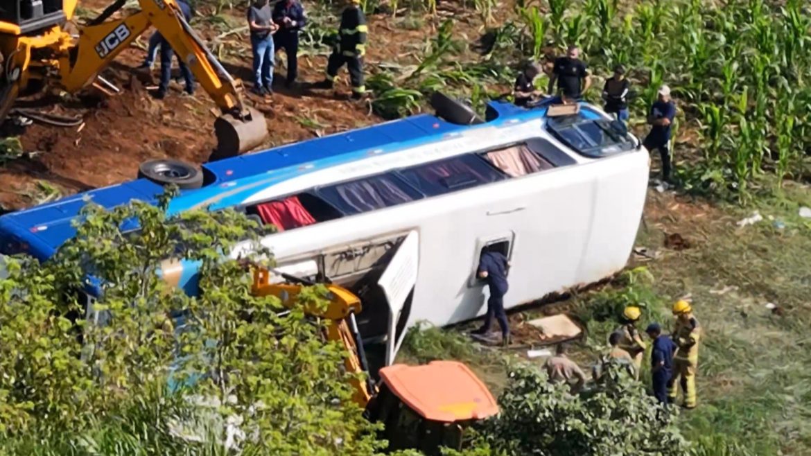 acidente-com-onibus-da-ufsm:-motorista-relatou-ter-perdido-freio-em-curva,-diz-secretaria-de-imigrante