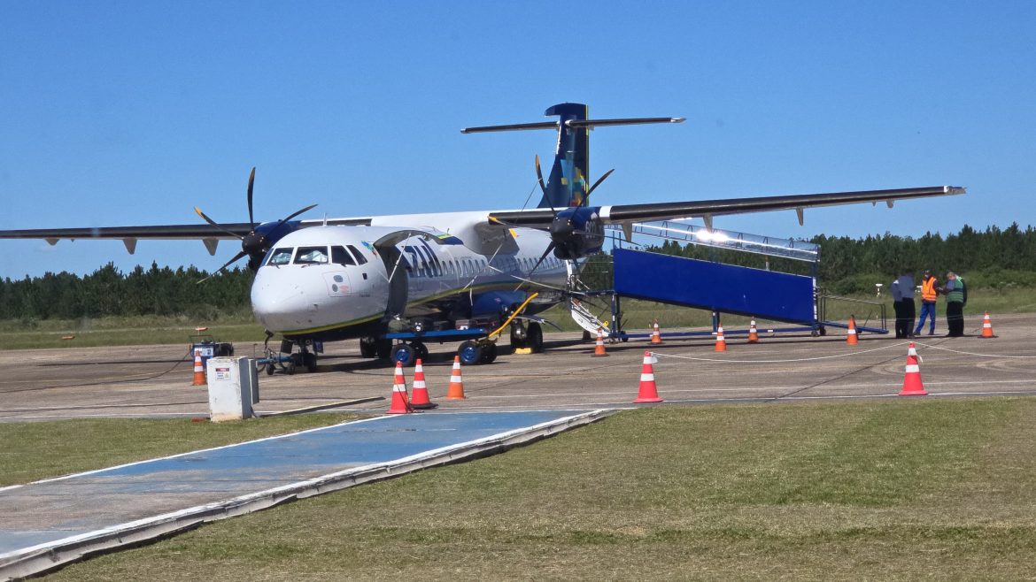 aviao-atrasa-decolagem-apos-passageiro-tentar-abrir-saida-de-emergencia-em-santa-maria