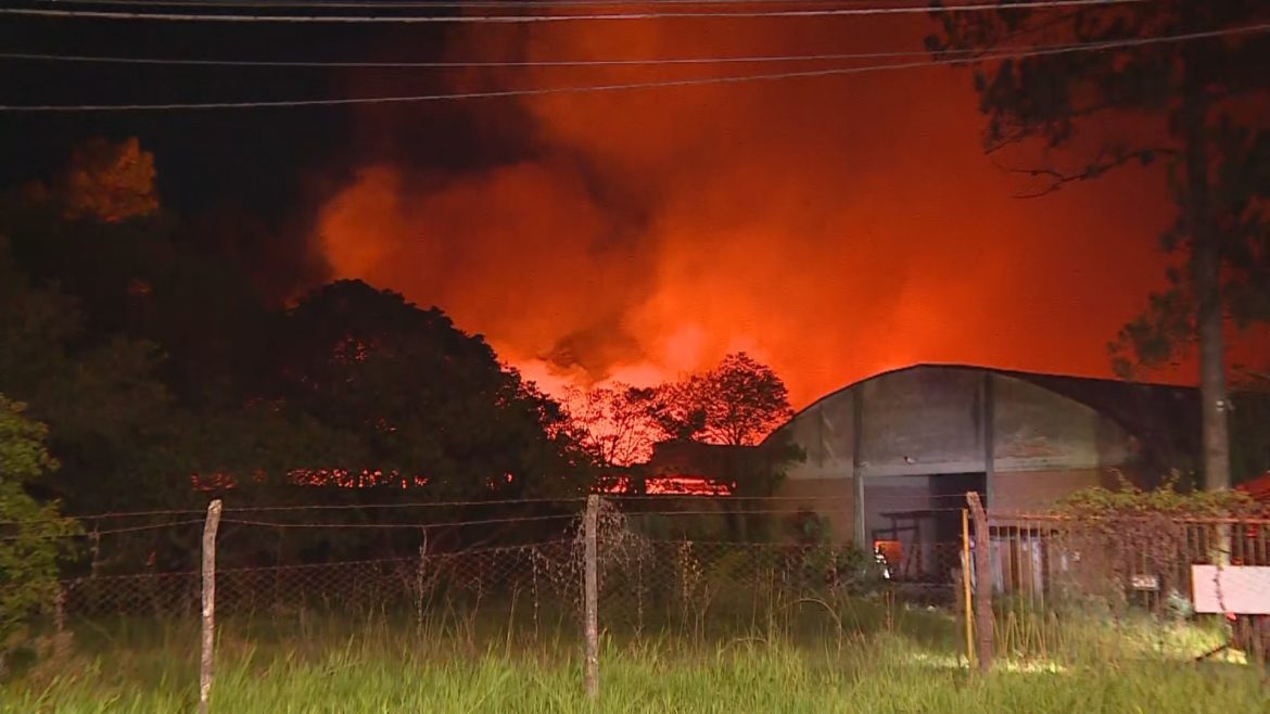 bombeiros-combatem-incendio-em-deposito-no-rs-ha-mais-de-18-horas;-400-mil-litros-de-agua-ja-foram-utilizados