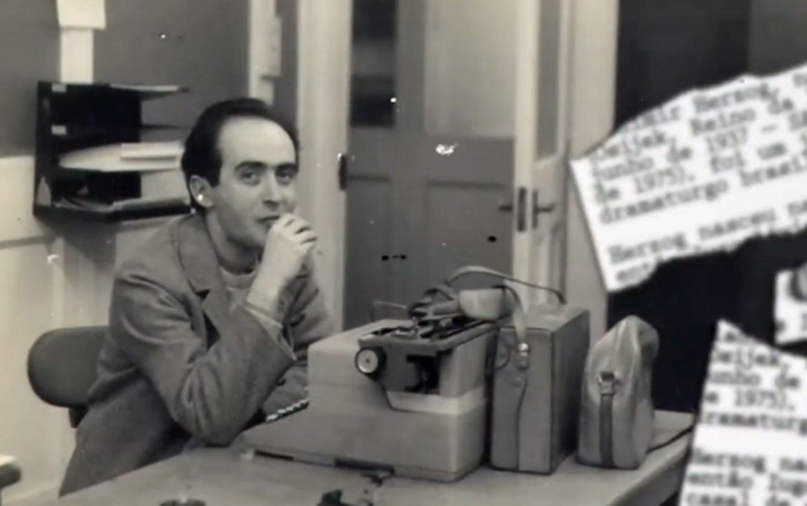 vladimir-herzog:-ufrgs-volta-a-expor-placa-proibida-na-ditadura-em-homenagem-ao-jornalista-assassinado