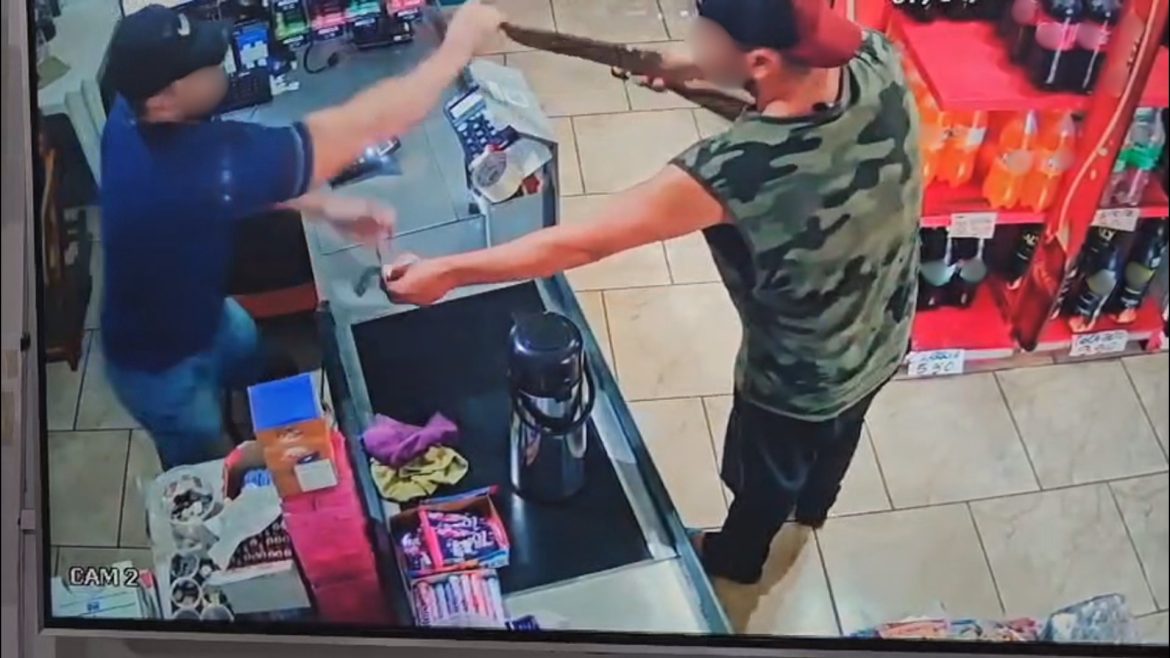 video:-comerciante-de-mercado-reage-a-roubo-e-desarma-assaltante-com-espingarda-no-rs