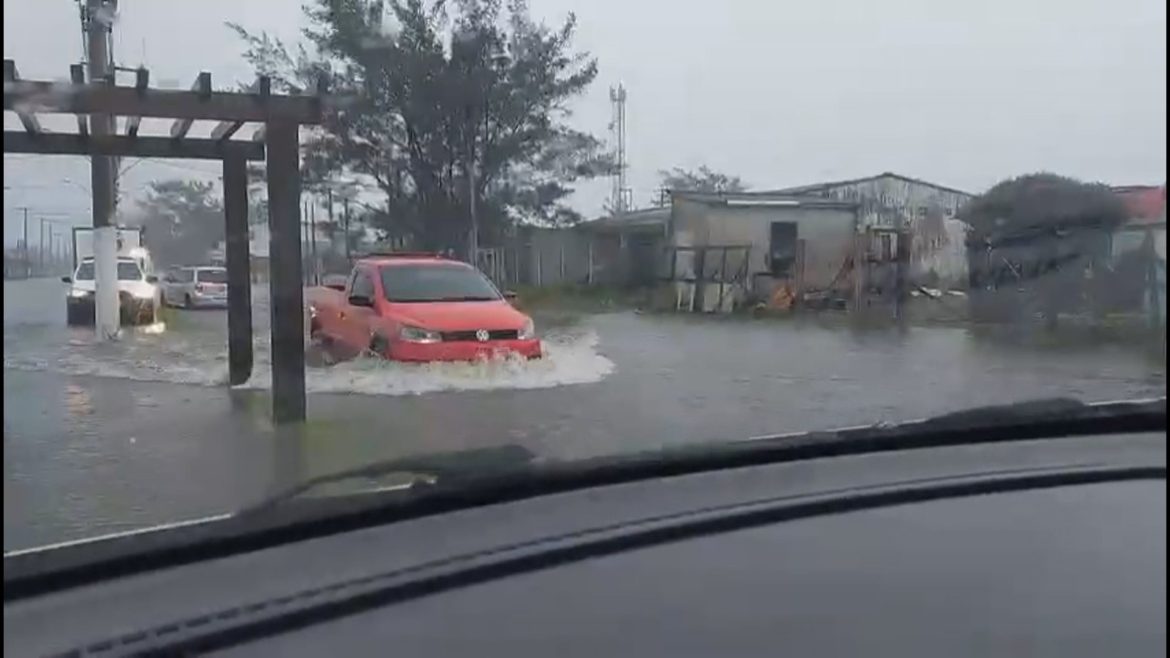 video:-chuva-causa-alagamentos-no-litoral-do-rs;-familia-precisou-ser-resgatada-em-cidreira