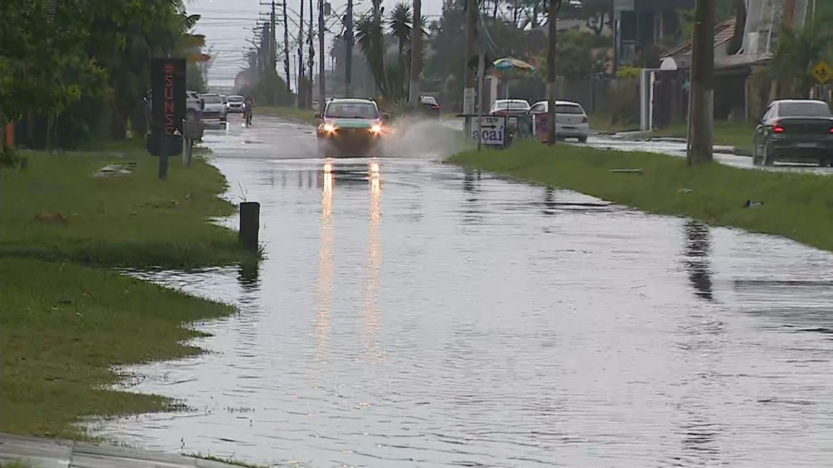 cidades-do-litoral-norte-cancelam-aulas-apos-chuva-forte;-areas-seguem-em-risco-de-temporal,-segundo-defesa-civil