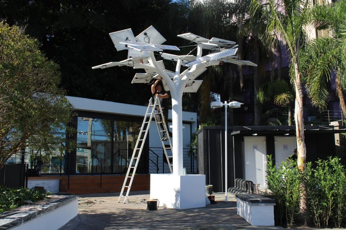 inovacao-e-sustentabilidade:-porto-alegre-recebe-novo-terrario-urbano-com-arvore-de-paineis-fotovoltaicos