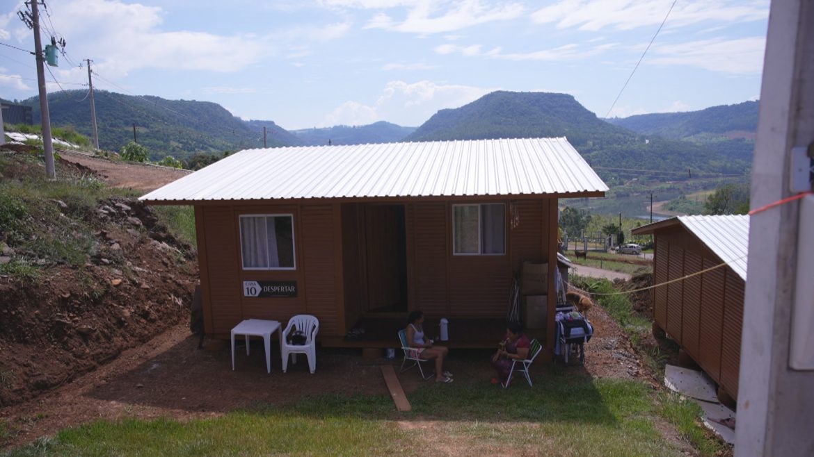 um-ano-de-reconstrucao-no-rs:-moradores-ainda-lutam-para-retomar-a-rotina-em-cidades-atingidas-pelas-enchentes