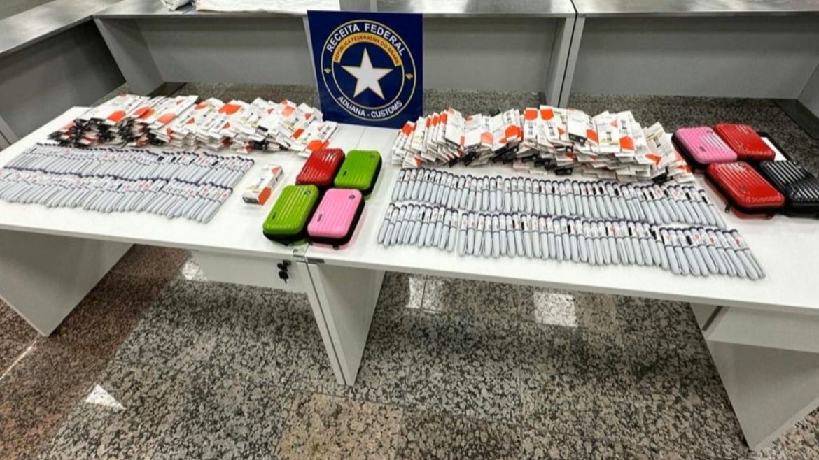 passageiras-sao-presas-ao-tentar-desembarcar-no-aeroporto-de-porto-alegre-com-191-canetas-de-mounjaro,-diz-receita-federal
