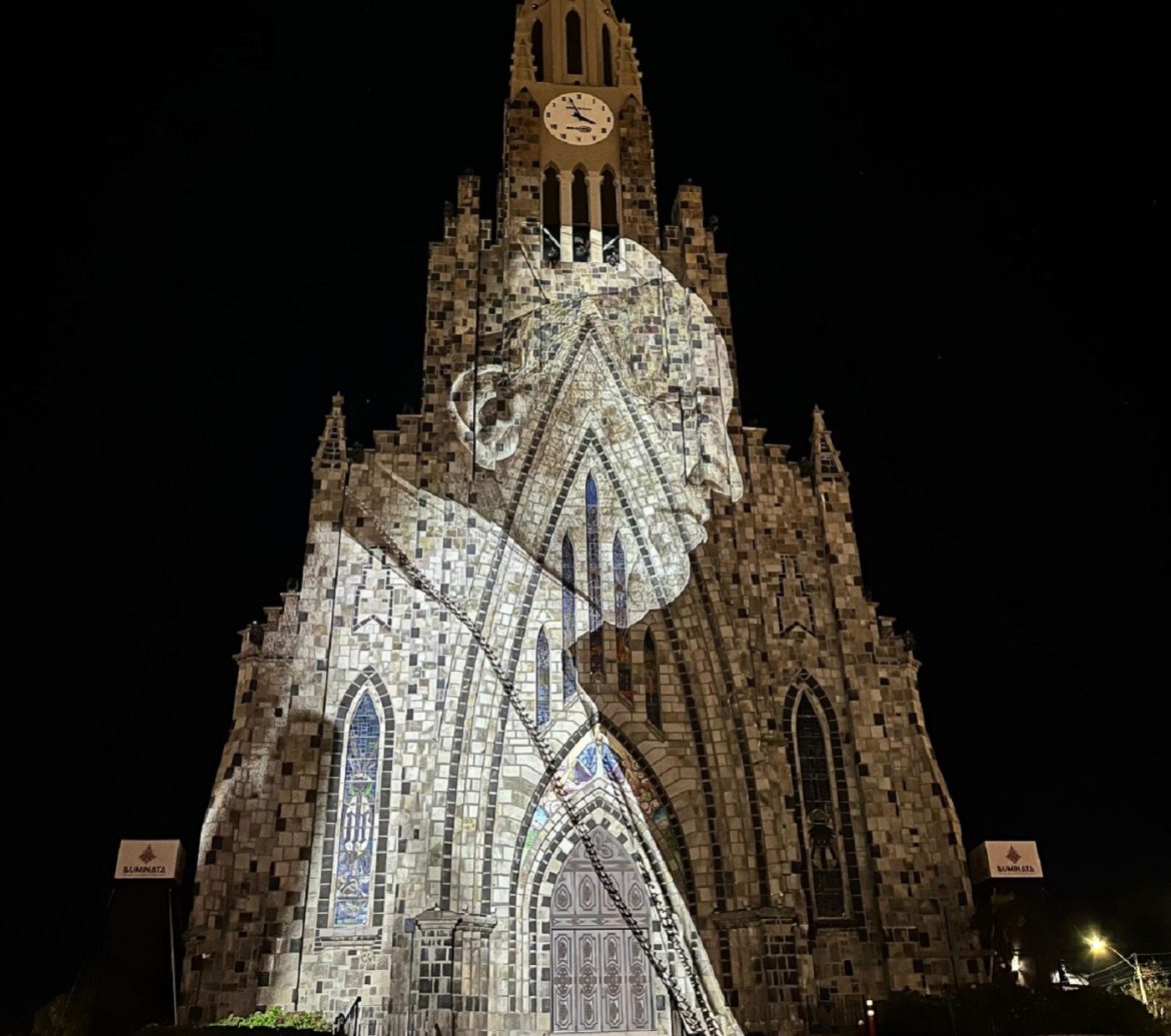 imagem-do-papa-francisco-e-projetada-na-catedral-de-pedra,-em-canela