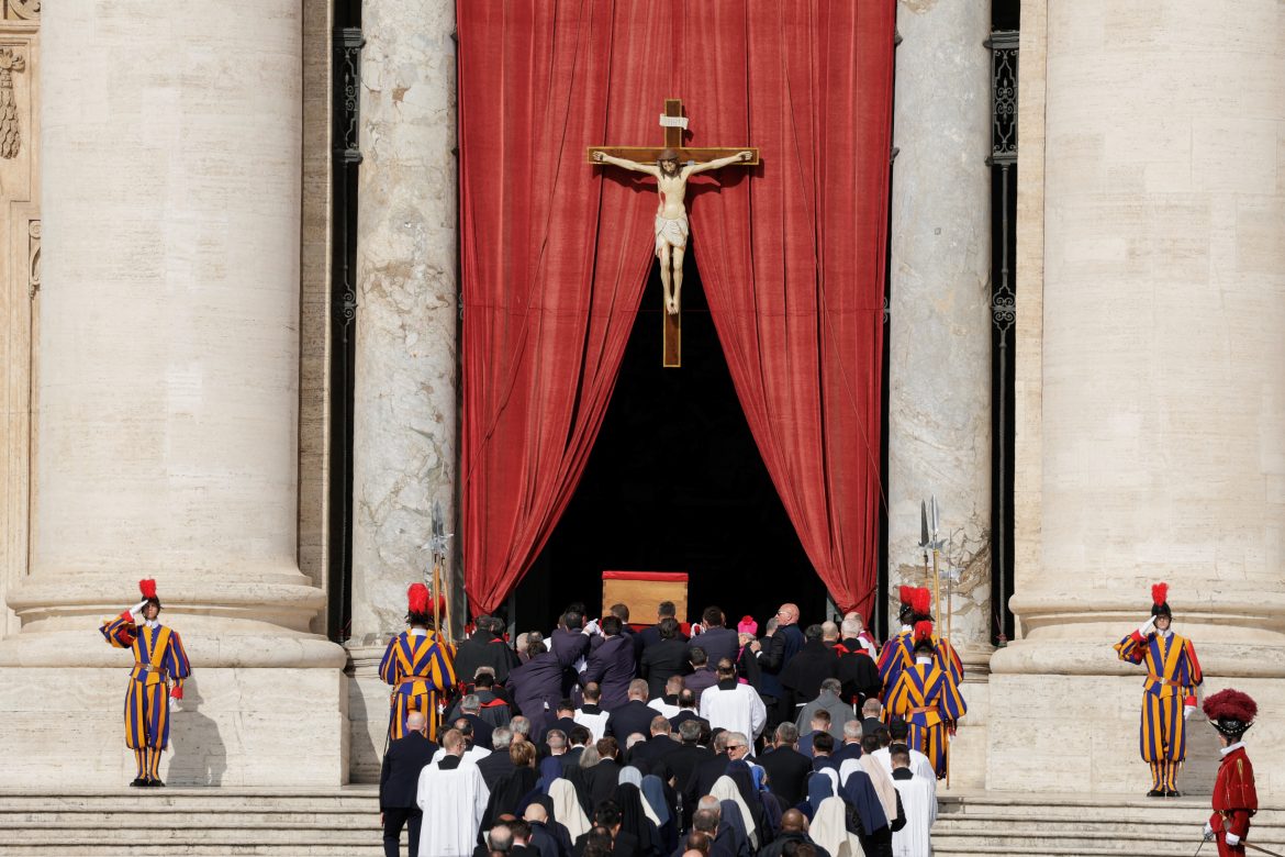 silencio-e-contemplacao:-brasileira-descreve-velorio-de-papa-francisco;-video