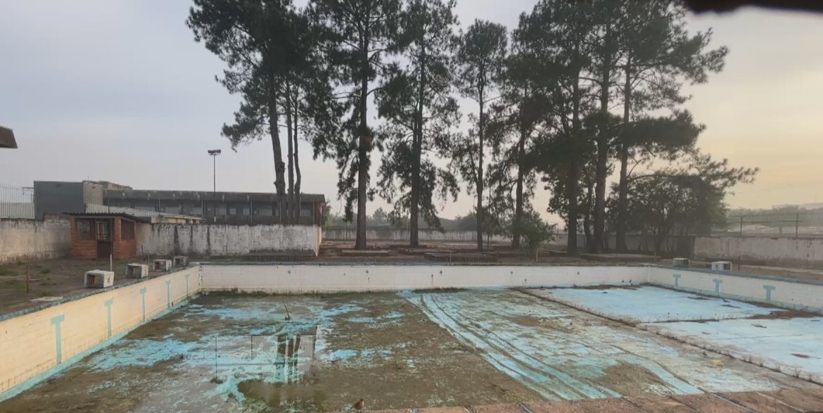 agua-parada-em-piscina-publica-preocupa-moradores-de-regiao-atingida-por-dengue-em-porto-alegre