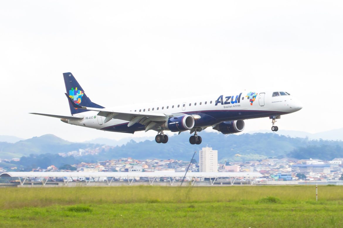 homem-finge-ser-piloto-da-gol-e-pede-para-entrar-em-cabine-da-azul-durante-voo;-comissarios-perceberam-e-negaram-acesso