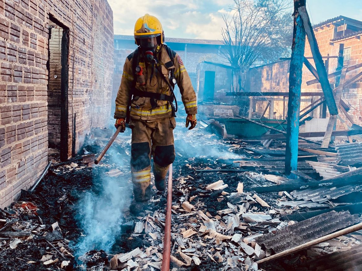 incendio-em-taquara-destroi-seis-casas-e-deixa-crianca-de-4-anos-morta