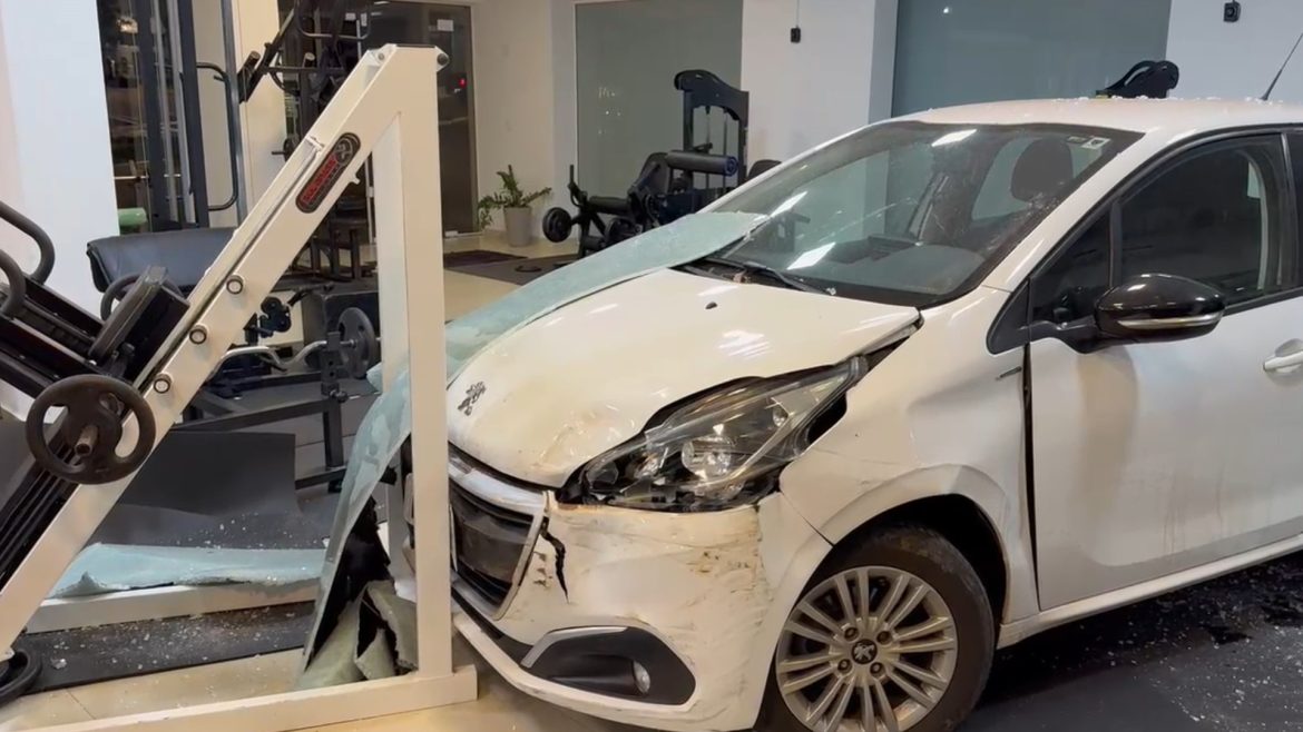 video:-carro-desgovernado-invade-academia-no-noroeste-do-rs