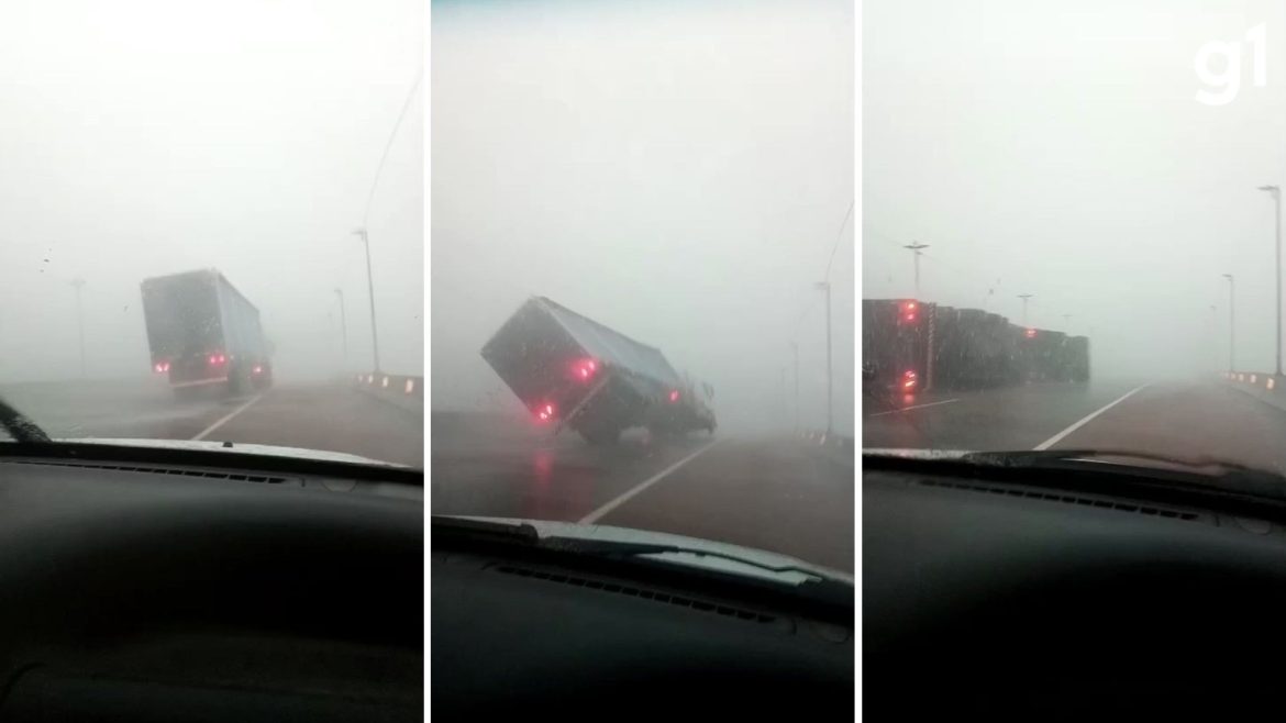 video:-caminhao-tomba-com-forca-do-vento-durante-temporal-em-porto-alegre