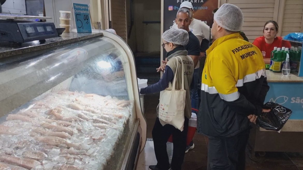mais-de-6-toneladas-de-peixe-e-carne-em-mas-condicoes-sao-apreendidas-no-mercado-publico-de-porto-alegre-a-uma-semana-da-pascoa