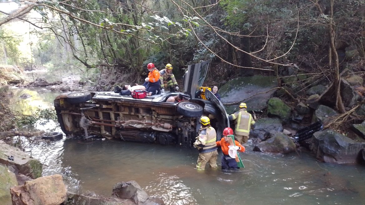 van-despenca-de-ponte-e-cai-em-rio-apos-acidente-com-carreta-na-rsc-453,-na-serra;-dois-ficam-feridos