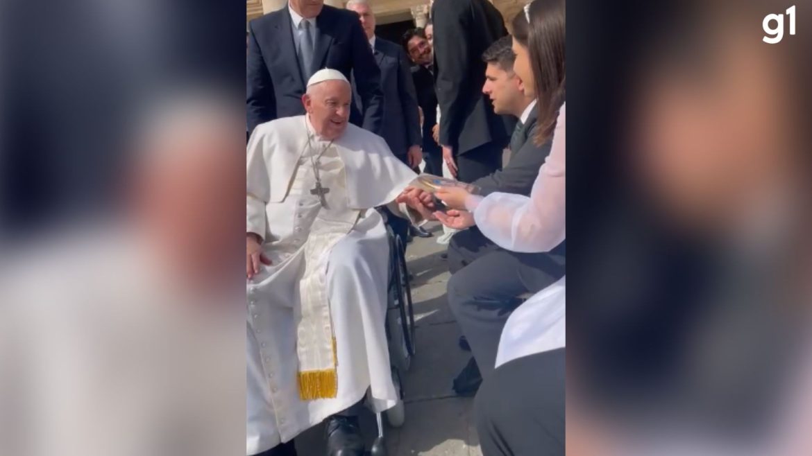 ‘enorme-coracao-e-carisma-inigualavel’,-relembra-casal-do-rs-que-recebeu-bencao-em-portugues-do-papa-francisco-no-vaticano
