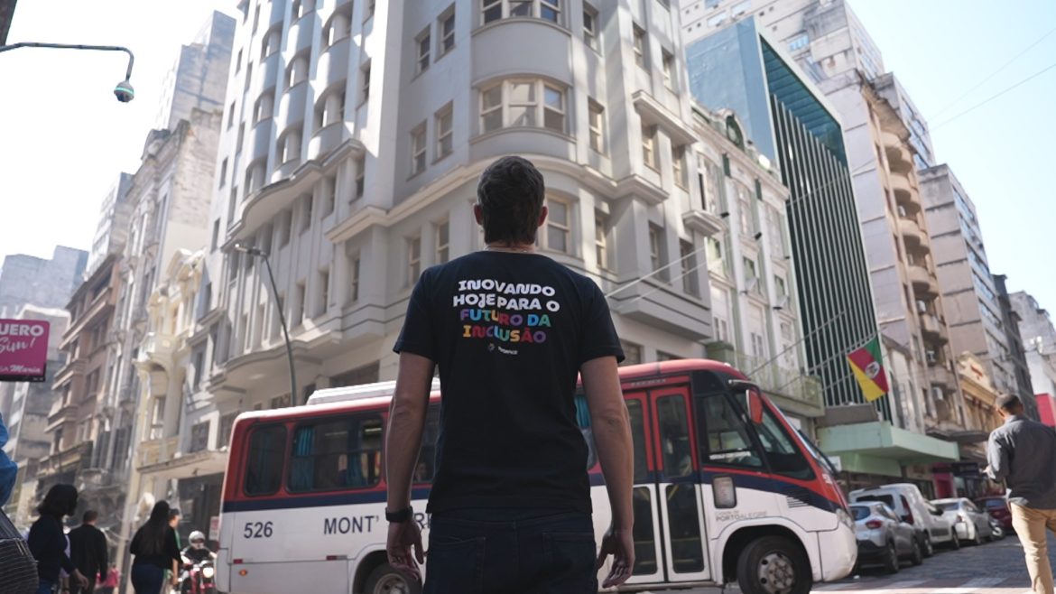 ‘predio-dos-sonhos’:-edificio-reformado-apos-enchente-abriga-jovens-atipicos-em-porto-alegre