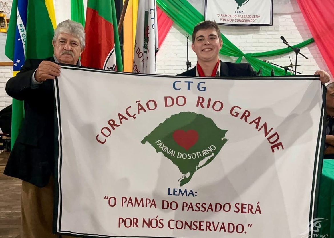 ‘os-ctgs-sao-os-guarda-chuvas-do-fio-de-bigode’,-diz-jovem-de-20-anos-empossado-patrao-de-entidade-tradicionalista-no-rs