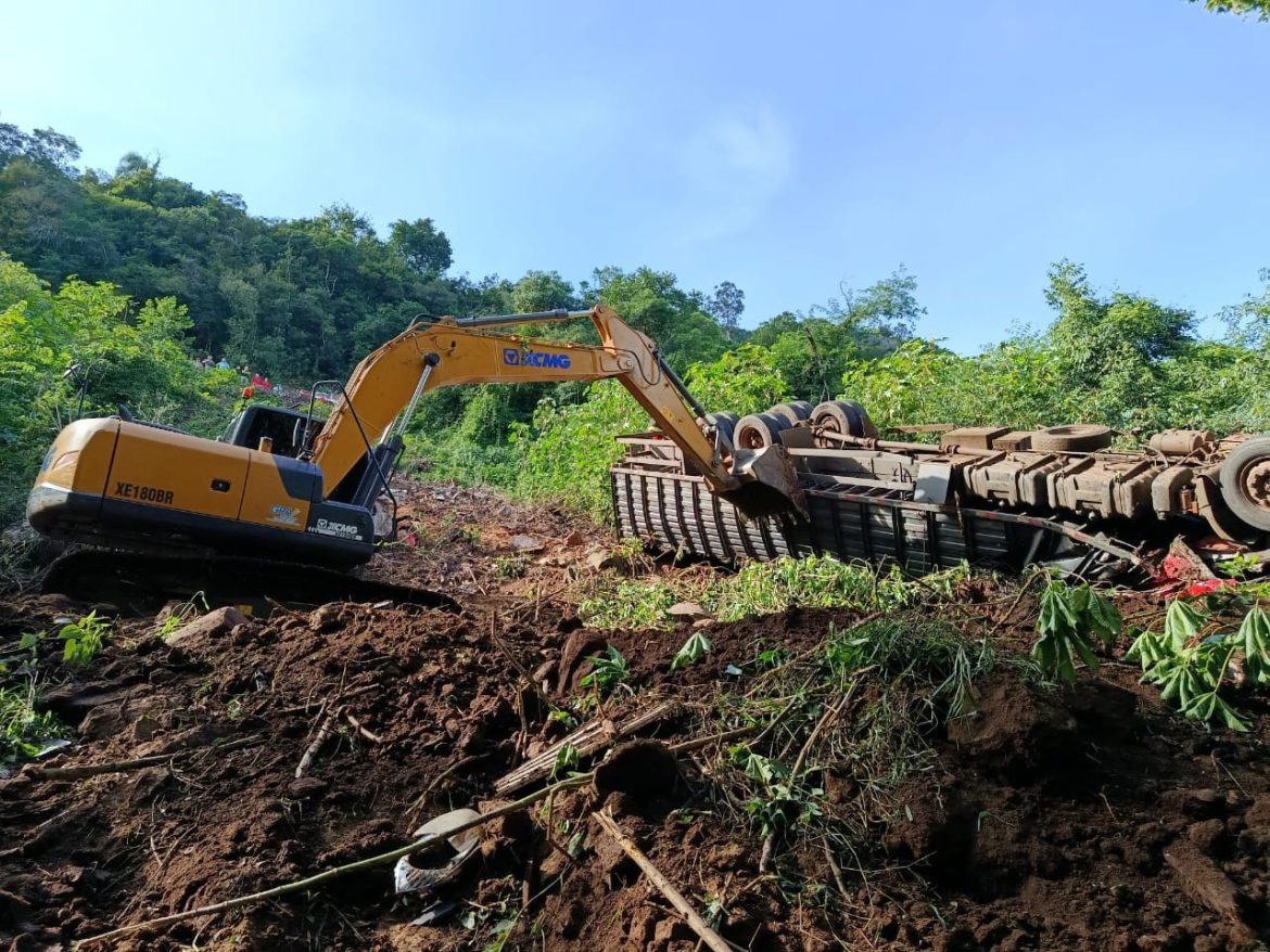 caminhoneiro-morre-apos-queda-de-veiculo-com-carga-animal-em-barranco-no-rs;-18-bois-tambem-morreram