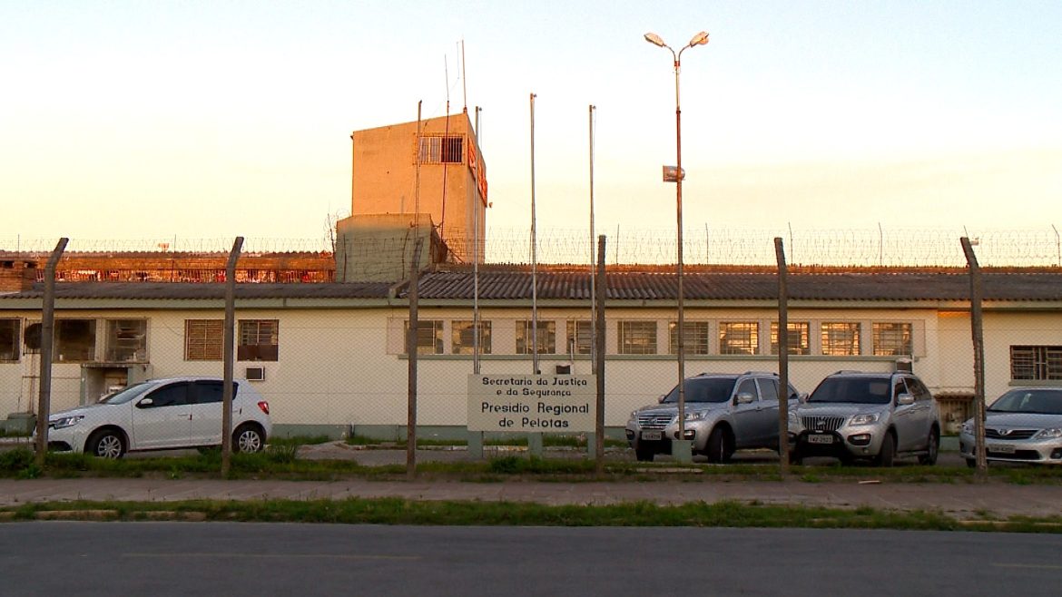 homem-e-preso-suspeito-de-se-passar-por-ex-jogador-da-selecao-e-pm-para-aplicar-golpes-no-rs,-diz-policia