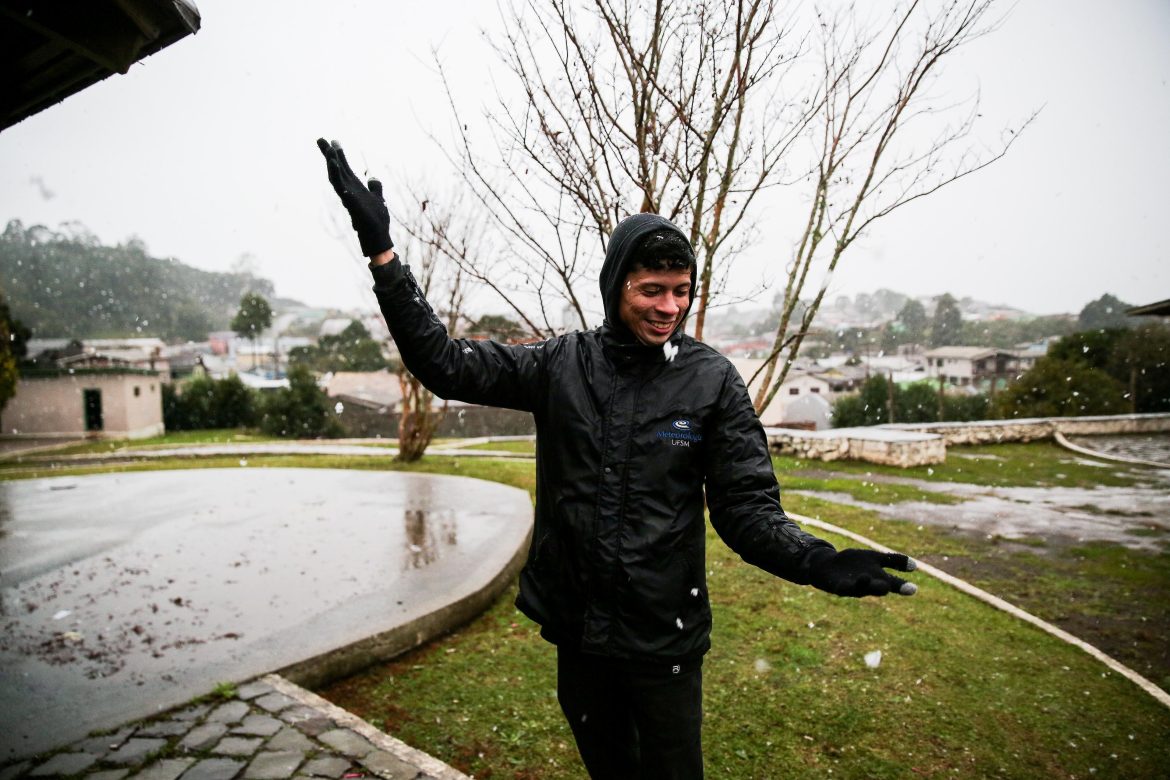 fotos:-veja-como-foi-a-1a-neve-do-ano-no-rs