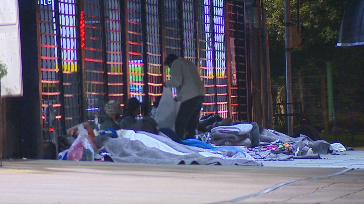 frio-intenso:-porto-alegre-reforca-rede-de-acolhimento-para-pessoas-em-situacao-de-rua