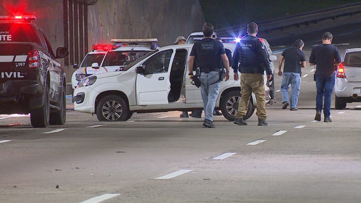 tiroteio-e-carros-na-contramao:-policia-busca-suspeitos-de-tentativa-de-homicidio-em-tunel-de-porto-alegre,-diz-delegado