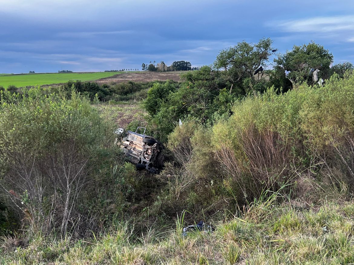 tres-pessoas-morrem-e-outras-duas-ficam-feridas-apos-carro-sair-da-pista-e-capotar-na-br-293,-em-santana-do-livramento
