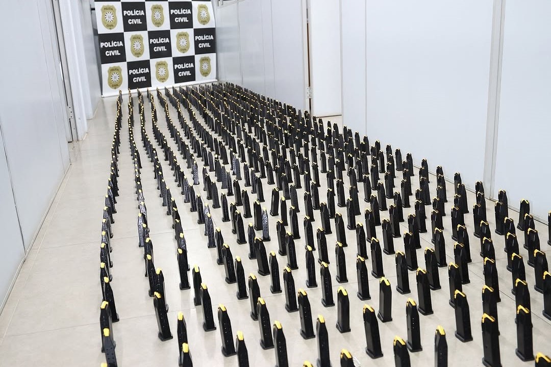 funcionarios-terceirizados-de-fabricante-de-arma-de-fogo-no-rs-sao-presos-com-mais-de-1,8-mil-carregadores-de-pistola,-diz-policia