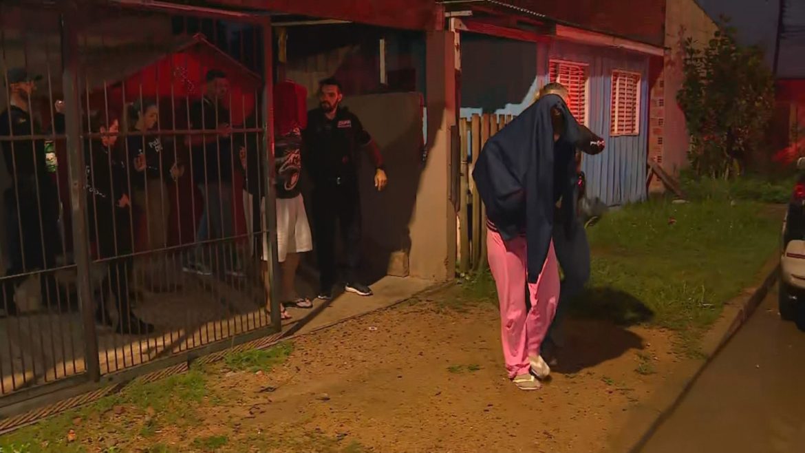 mulher-e-presa-sob-suspeita-de-matar-irmao-durante-plano-para-assassinar-a-mae-no-rs;-pai-dela-tambem-foi-preso