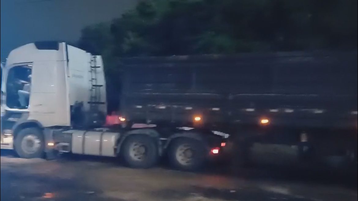caminhao-e-flagrado-com-mais-de-40-toneladas-acima-do-permitido-na-br-290,-no-rs