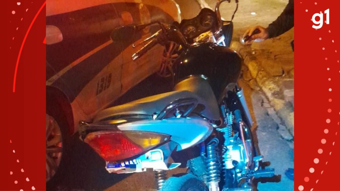 apos-fuga,-moto-dirigida-por-adolescente-de-15-anos,-com-outros-dois-ocupantes-e-placa-dobrada-e-apreendida-em-novo-hamburgo