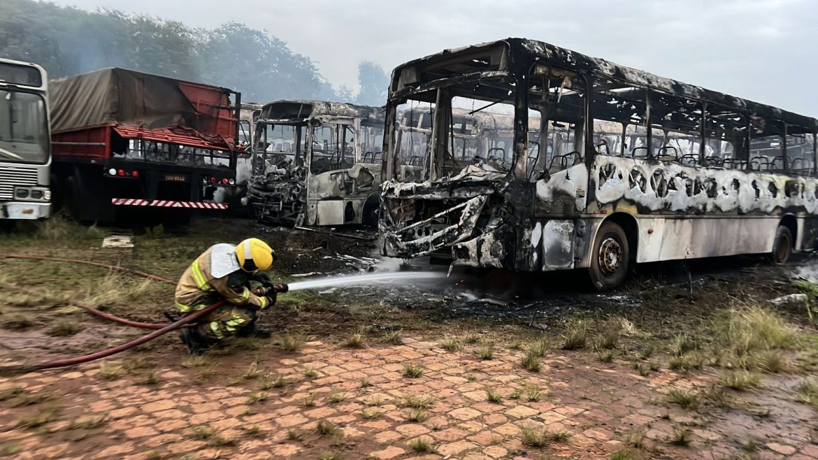 incendio-atinge-empresa-de-transportes-e-destroi-seis-onibus-no-rs;-veja-imagens