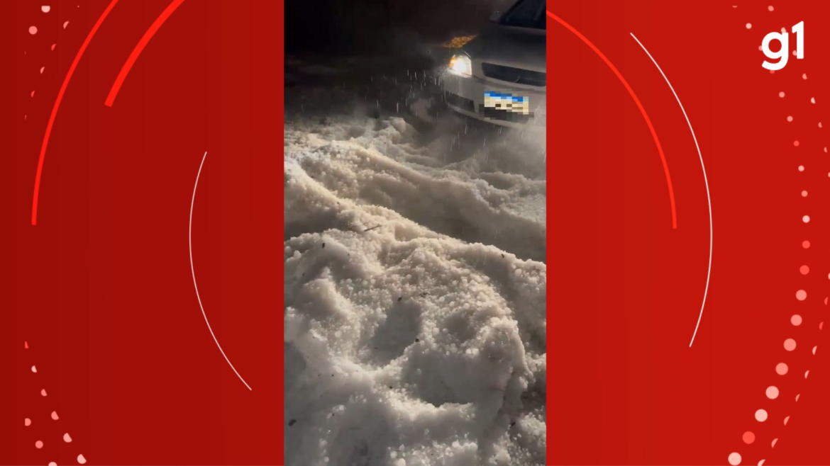 video:-carro-atola-no-gelo-acumulado-em-rodovia-apos-queda-de-granizo-no-rs;-‘cerca-de-50-centimetros-de-gelo’,-diz-policia-rodoviaria