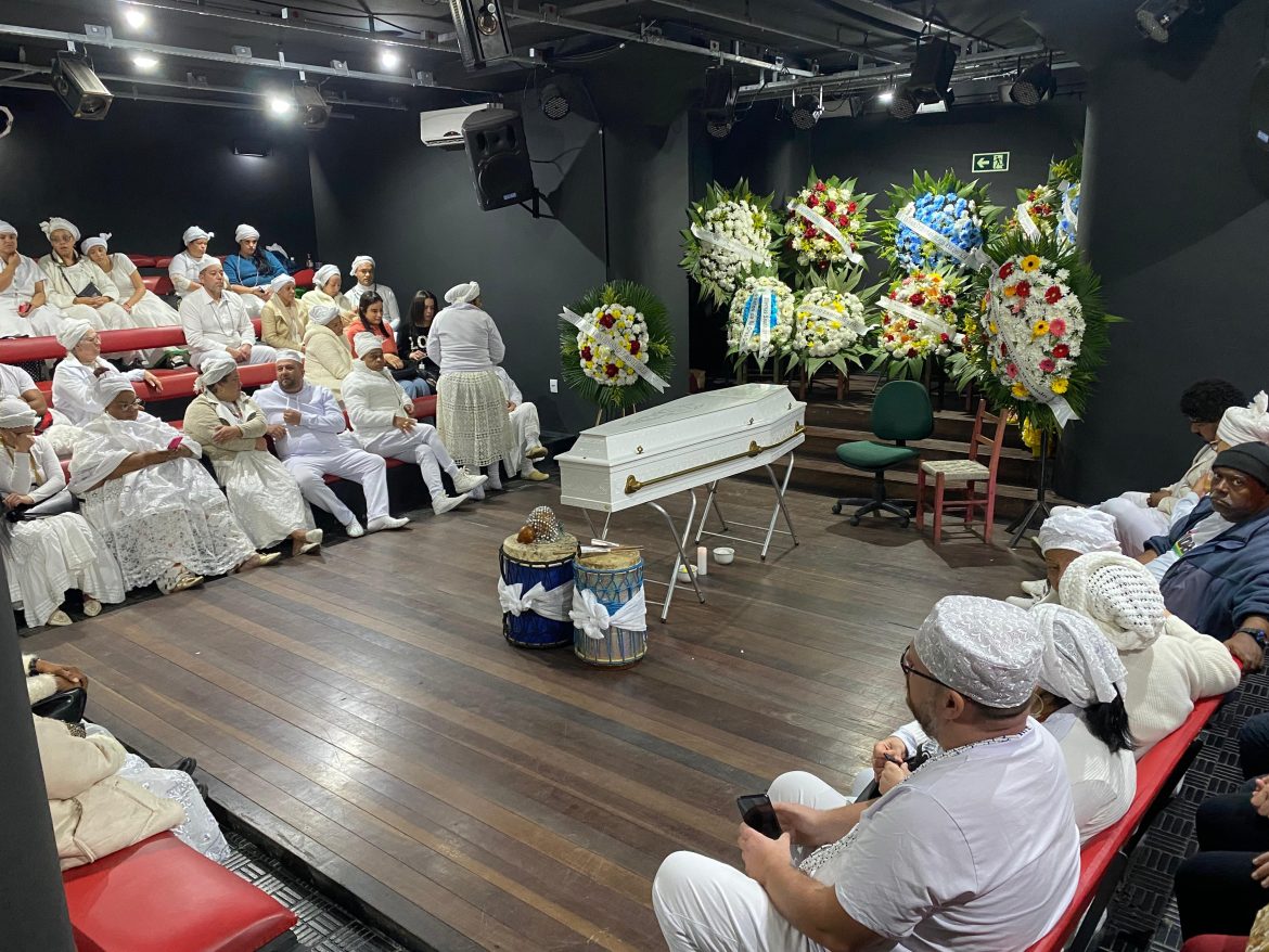 corpo-de-pai-de-santo-morto-em-incendio-e-velado-no-teatro-de-arena,-em-porto-alegre