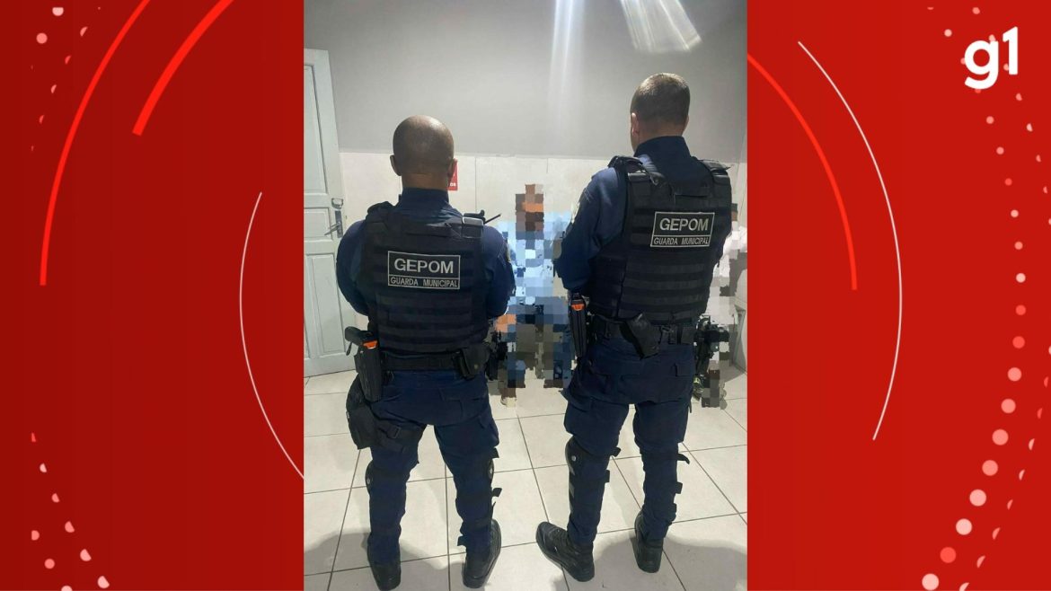 professor-de-universidade-flagrado-se-masturbando-dentro-de-onibus-em-pelotas-e-indiciado-por-importunacao-sexual,-diz-policia