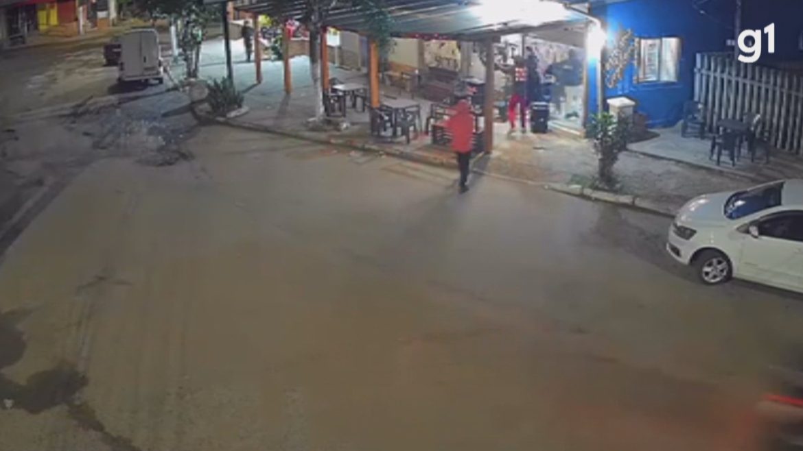 video-registra-ataque-a-tiros-que-deixou-dois-mortos-em-frente-a-bar-em-porto-alegre