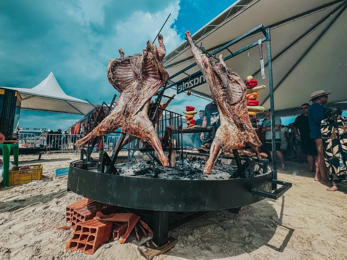 paleta-atlantida:-churrasco-coletivo-gigante-que-reuniu-5-mil-assadores-e-100-toneladas-de-carne-no-litoral-do-rs-migra-para-porto-alegre