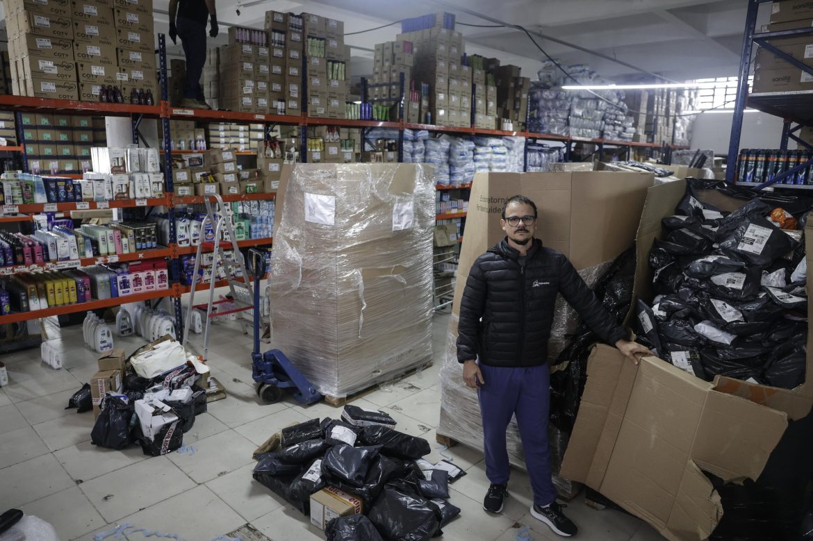 ‘r$-30-e-um-produto-misterioso’:-loja-vende-pacotes-lacrados-e-reune-centenas-de-pessoas-em-filas-no-rs